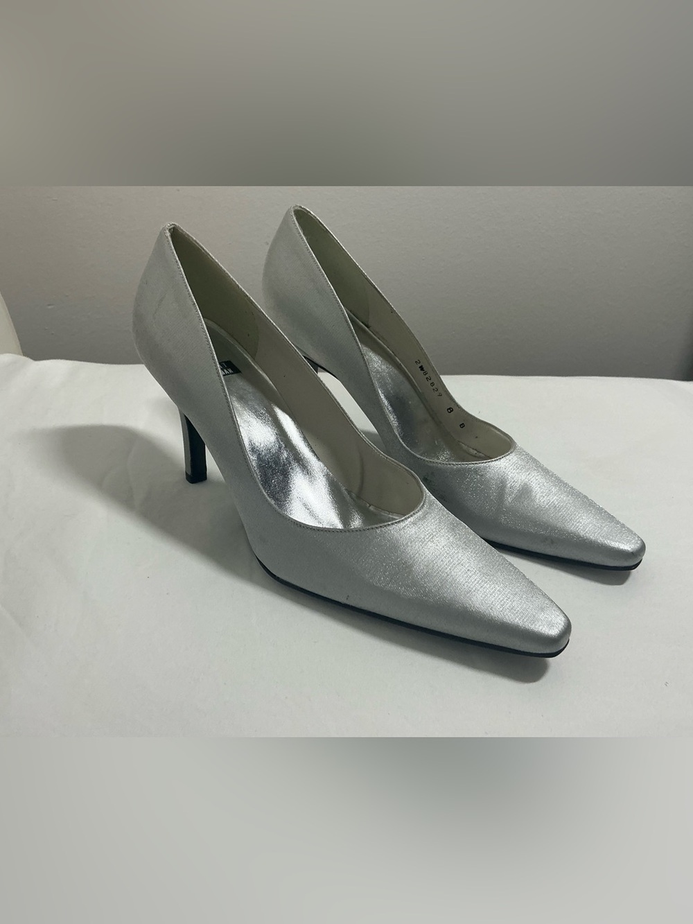 🆕 Stuart Weitzman | Vintage Era Silver Matte Lame Pumps